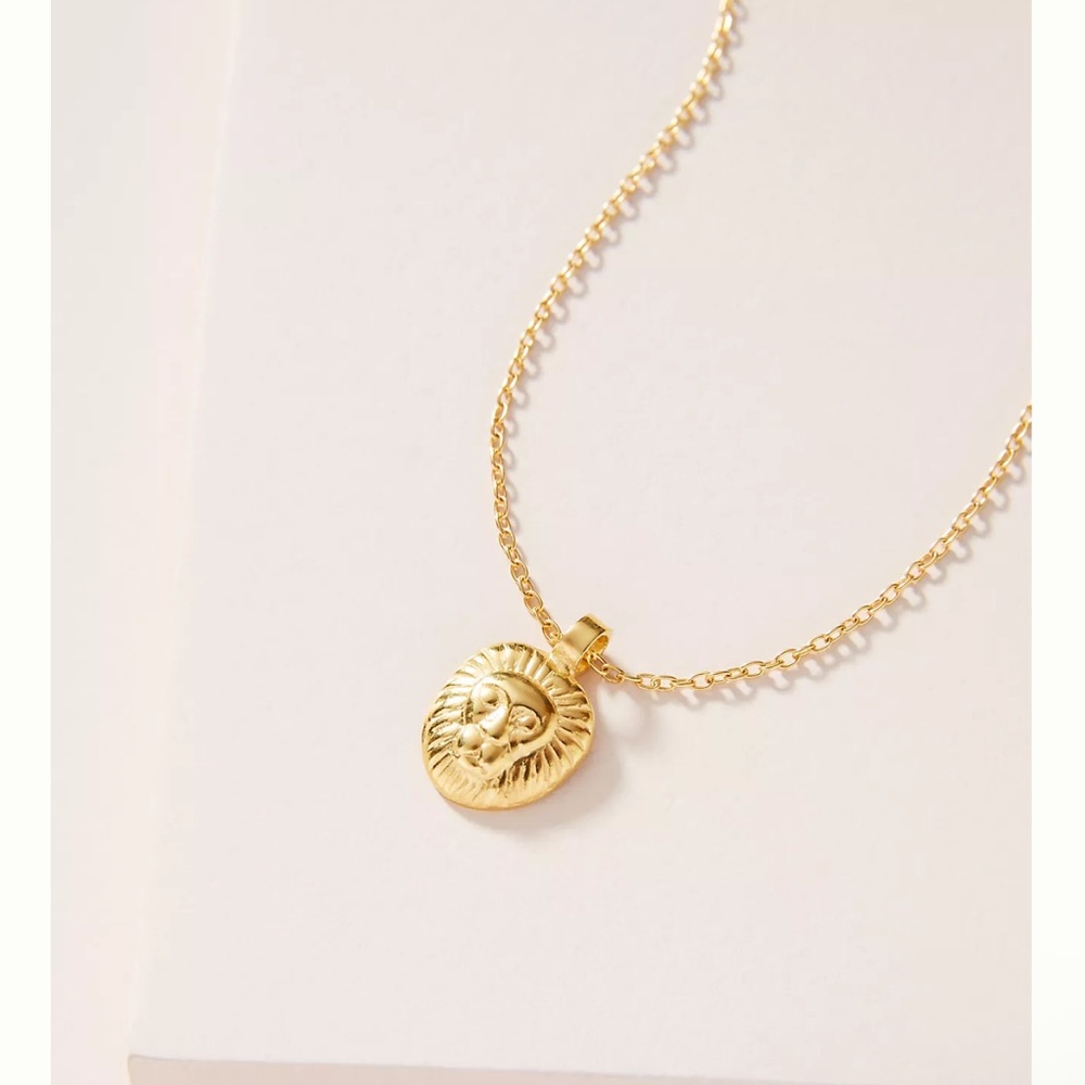 Elegant Gold Pendant Necklace
